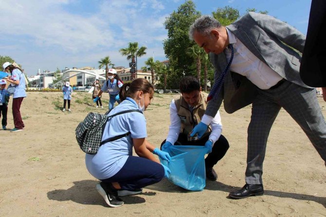 Yalova’da Lider Çocuk Tarım Kampı Öğrencilerinden Sahil Temizliği