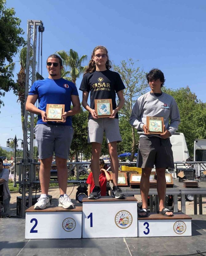 Yaşar Üniversitesi Öğrencileri Yüzmede Dereceleri Topladı