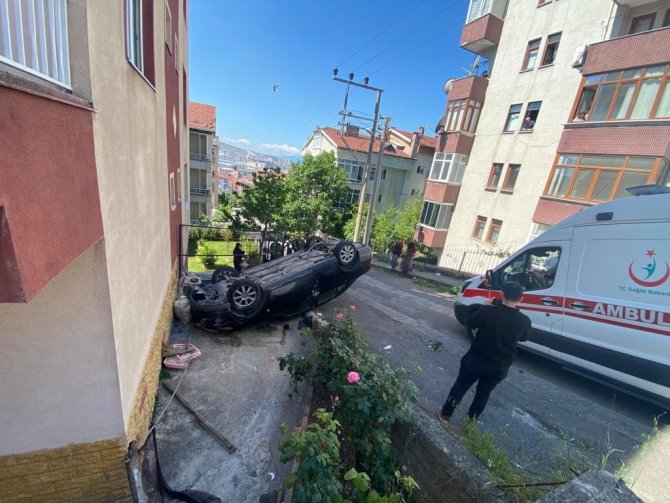 Yoldan Çıkan Otomobil Devrildi: 3 Yaralı
