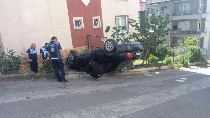 Yoldan Çıkan Otomobil Devrildi: 3 Yaralı