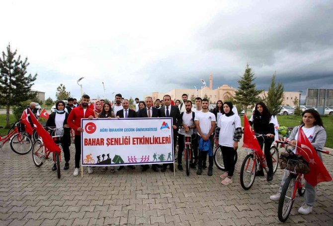 Prof. Dr. Karabulut Sporcu Öğrencilerle Bir Araya Geldi