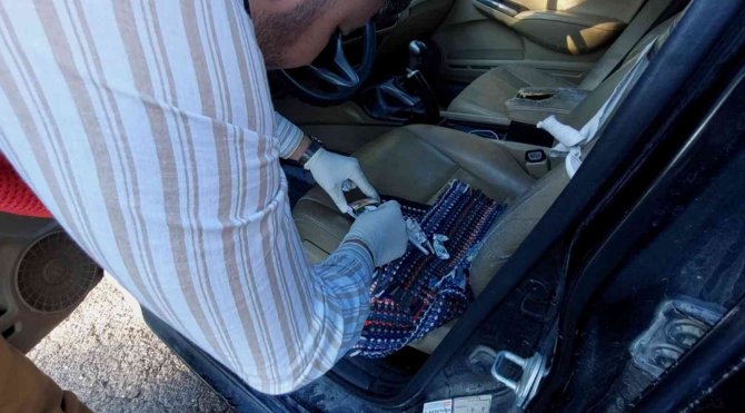 Uyuşturucu Tacirlerine Otomobilde Baskın