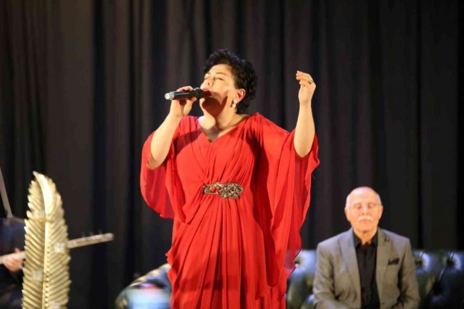 Ameliyat Sırasında Şarkı Söyledi, Gündem Oldu