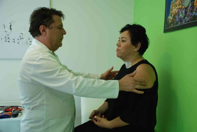 Ameliyat Sırasında Şarkı Söyledi, Gündem Oldu