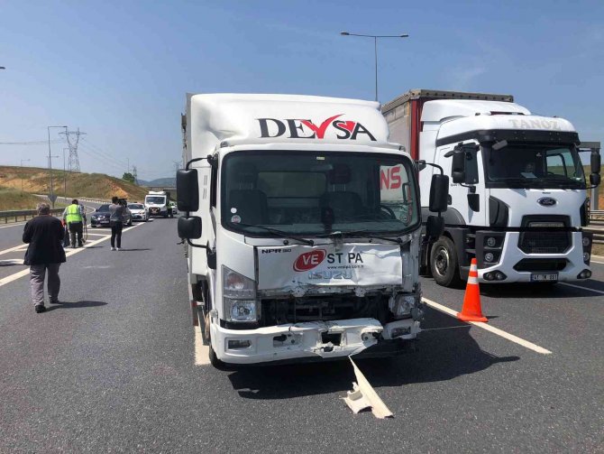 Sancaktepe Kuzey Marmara Otoyolunda Yavaşlayan Otomobile Kamyonet Çarptı: 1 Yaralı