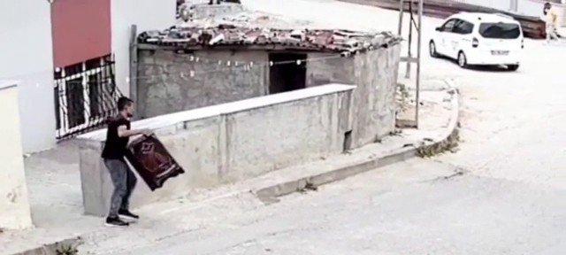 Önce Tepsiyi Sonra Sobayı Çaldı: O Anlar Kamerada