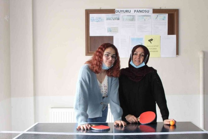 Lise Öğrencisi Olan Anne Ve Kızı Derslere Birlikte Giriyor