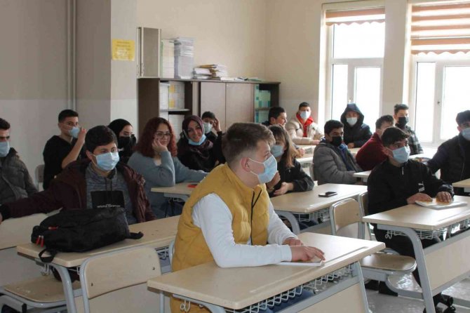 Lise Öğrencisi Olan Anne Ve Kızı Derslere Birlikte Giriyor