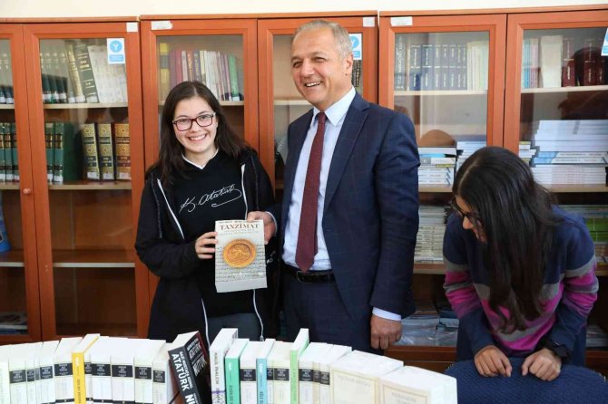Suluova Belediyesi’nden ‘Suluova Okuyor’a 6 Bin Kitap Desteği