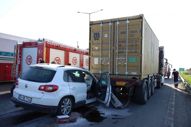 Otomobil Tıra Çarptı: 2 Yaralı