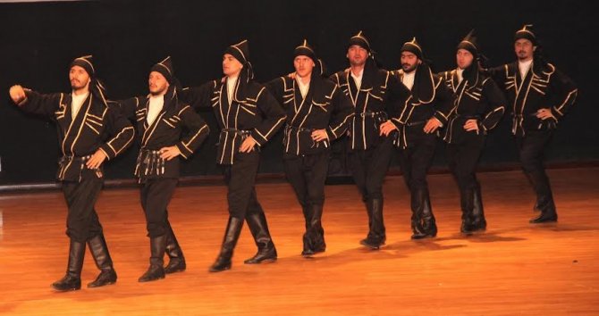 Buü’de Geleneksel Halk Oyunları Şenliği’nin 10.’su Düzenlendi