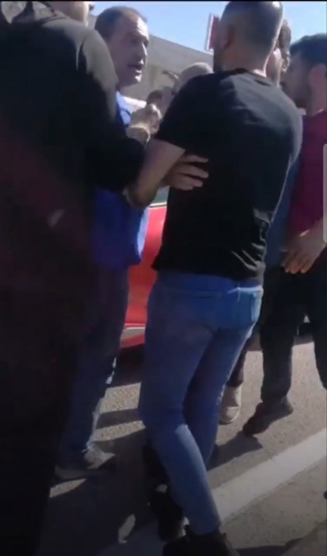Bursa’da Trafikte ’Sinyal Verme’ Kavgası Kameralarda