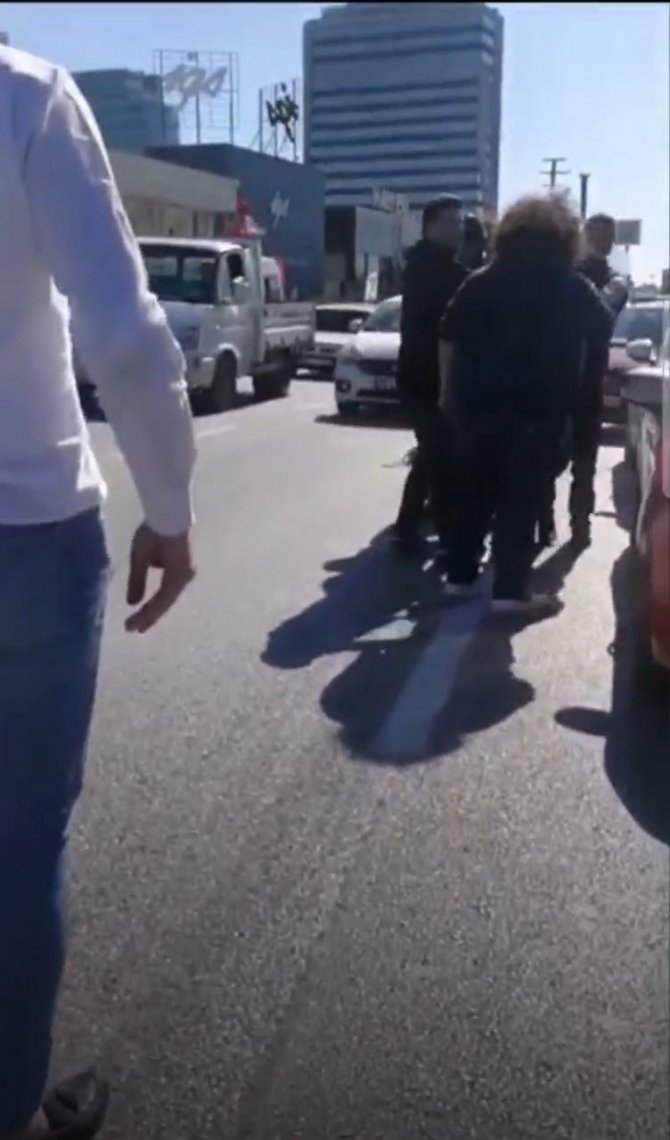 Bursa’da Trafikte ’Sinyal Verme’ Kavgası Kameralarda
