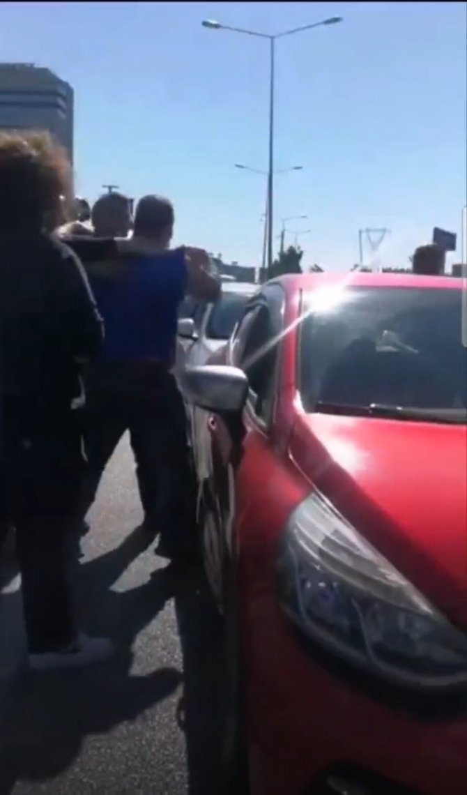 Bursa’da Trafikte ’Sinyal Verme’ Kavgası Kameralarda