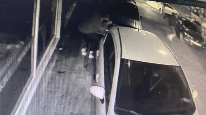 İ̇stanbul’da Korkunç Cinayet Kamerada: 22 Yaşındaki Genç Kalbinden Vurularak Öldürüldü