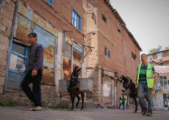 Dar Sokaklardaki Çöpler ’Kadrolu Eşeklere’ Emanet