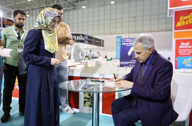 Rektör Özaydın Kitap Fuarında Okurlarıyla Buluştu