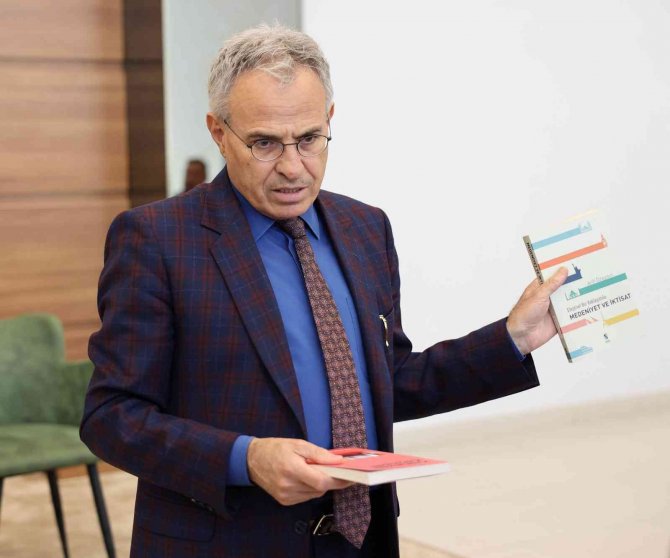 Rektör Özaydın Kitap Fuarında Okurlarıyla Buluştu