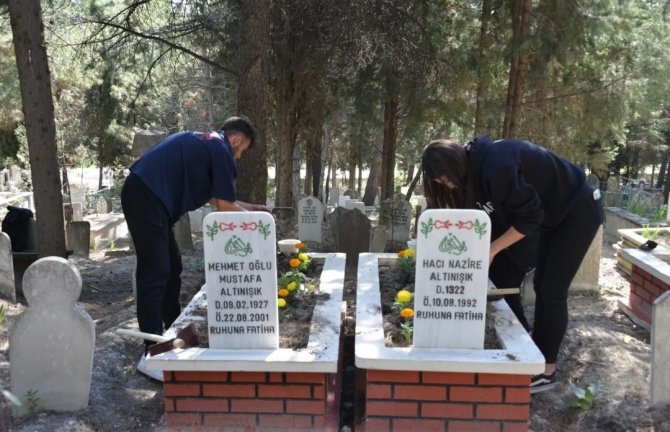 Gediz Sağlık Hizmetleri Myo’da, “Mezarlıklarımızı Çiçeklendiriyoruz” İsimli Proje