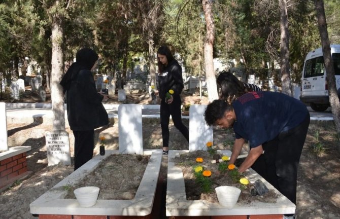 Gediz Sağlık Hizmetleri Myo’da, “Mezarlıklarımızı Çiçeklendiriyoruz” İsimli Proje
