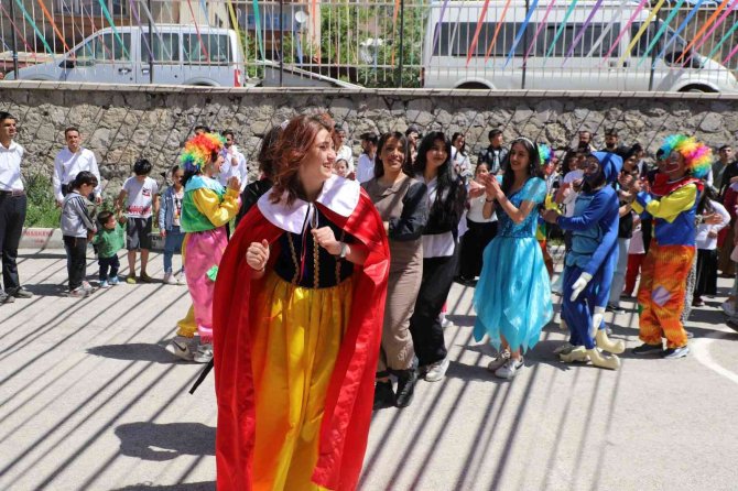 Hakkari’de ‘Çocuk Şenliği’ Düzenlendi