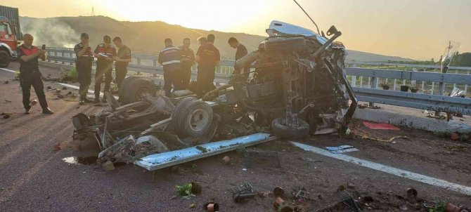 Yalova’da Tırla Çarpışan Kamyonetin Sürücüsü Araçta Sıkıştı