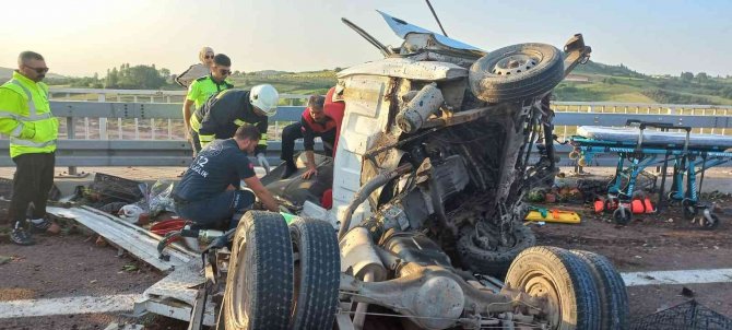 Yalova’da Tırla Çarpışan Kamyonetin Sürücüsü Araçta Sıkıştı