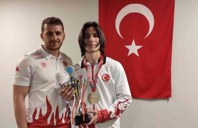 Kendisinden 3 Yaş Büyük 20 Rakibini Geçerek Kick Boksta Dünya Şampiyonu Oldu