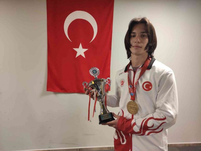 Kendisinden 3 Yaş Büyük 20 Rakibini Geçerek Kick Boksta Dünya Şampiyonu Oldu