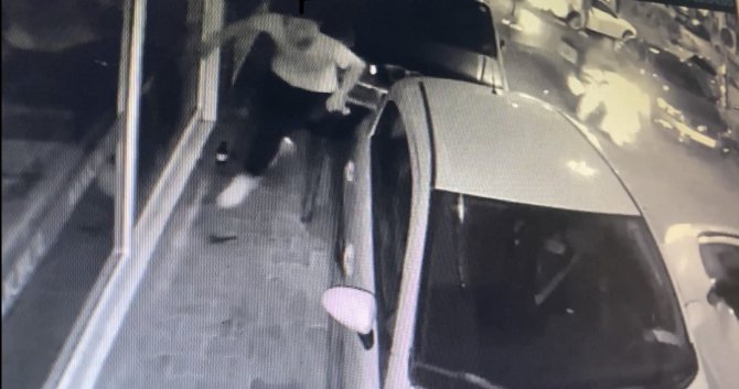 İ̇stanbul’da Korkunç Cinayet Kamerada: 22 Yaşındaki Genç Kalbinden Vurularak Öldürüldü