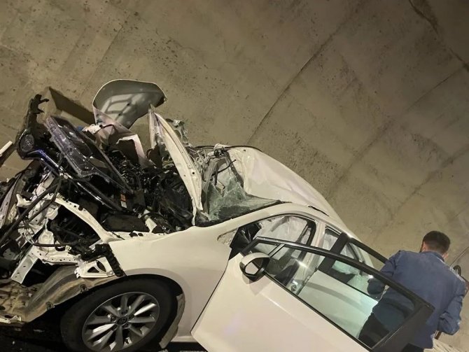 Tünelde Otomobil Traktöre Çarptı: 2 Yaralı