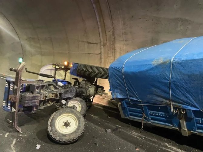 Tünelde Otomobil Traktöre Çarptı: 2 Yaralı