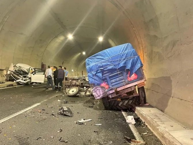 Tünelde Otomobil Traktöre Çarptı: 2 Yaralı