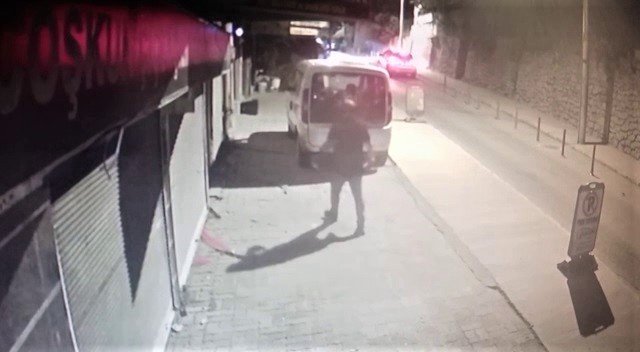 Dükkanlara Zarf İçinde Siftah Parası Bırakan Hayırsever Güvenlik Kamerasına Yakalandı