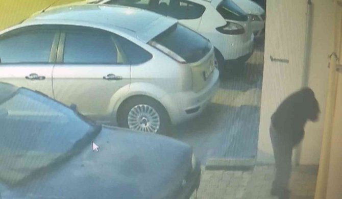 Apartmandaki Boruyu Çalan Hırsız Güvelik Kamerasına Yakalandı