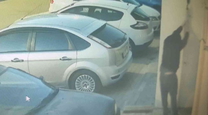 Apartmandaki Boruyu Çalan Hırsız Güvelik Kamerasına Yakalandı