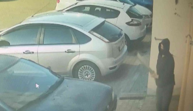 Apartmandaki Boruyu Çalan Hırsız Güvelik Kamerasına Yakalandı