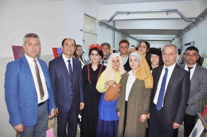 Öğrenciler Dünyaca Ünlü Ressamları Canlandırdı