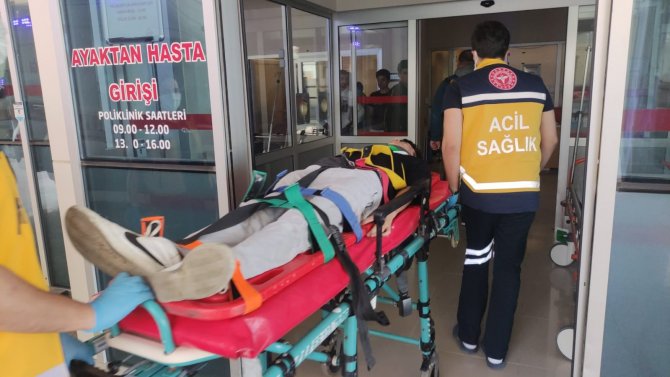 Liseli Gençler Otomobilin Altında Kalıp Yaralandı