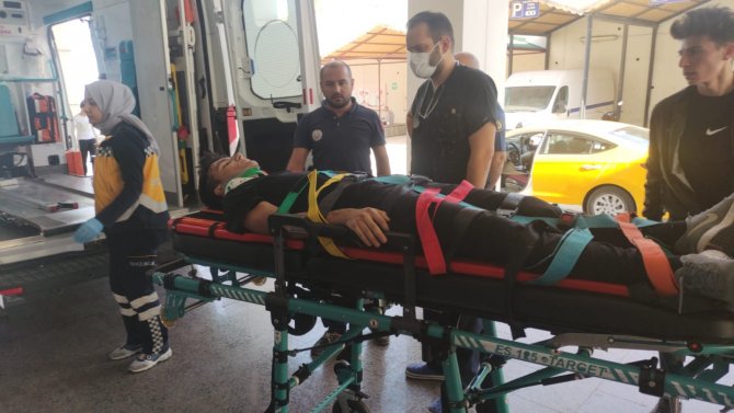 Liseli Gençler Otomobilin Altında Kalıp Yaralandı