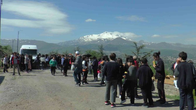 Tekden Koleji Öğrencileri 280 Fidanı Toprakla Buluşturdu