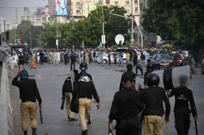 Pakistan’da Eski Başbakan Khan Destekçilerine Bir Kentte Daha Polis Müdahalesi