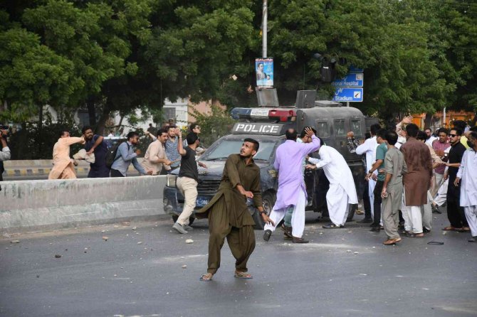 Pakistan’da Eski Başbakan Khan Destekçilerine Bir Kentte Daha Polis Müdahalesi