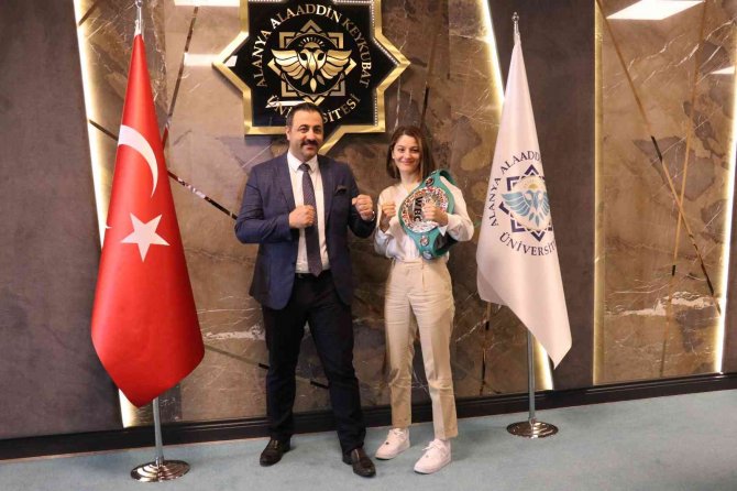 Türkiye’nin İlk Wbc Kadın Şampiyonu Çetin, Dünya Şampiyonu Serrona’ya Meydan Okudu