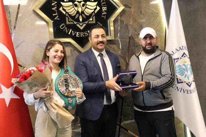 Türkiye’nin İlk Wbc Kadın Şampiyonu Çetin, Dünya Şampiyonu Serrona’ya Meydan Okudu