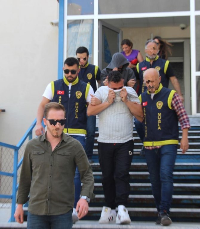 Kaparo Yöntemiyle 40 Kişiden 2 Milyon Tl Dolandıran 3 Şüpheli Yakalandı