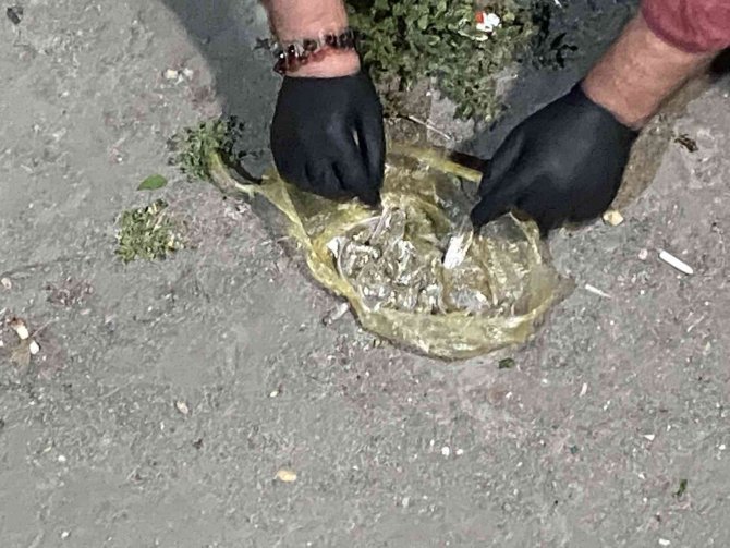 Uyuşturucu Tacirlerine Yönelik Eş Zamanlı Operasyon: Polisin Geldiğini Gören Torbacı Uyuşturucu Dolu Poşeti Camdan Attı