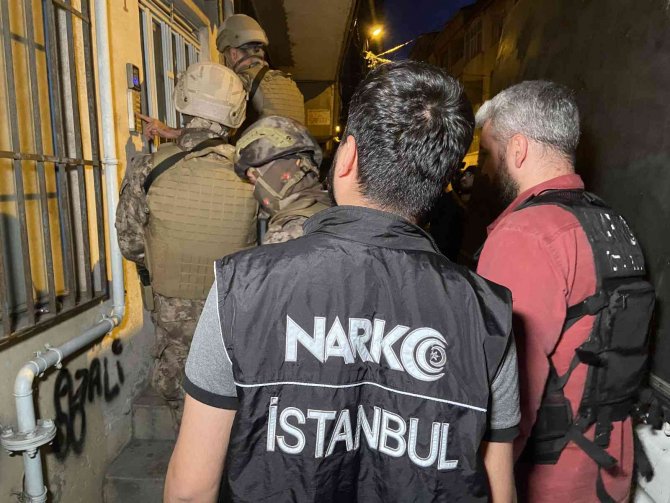 Uyuşturucu Tacirlerine Yönelik Eş Zamanlı Operasyon: Polisin Geldiğini Gören Torbacı Uyuşturucu Dolu Poşeti Camdan Attı