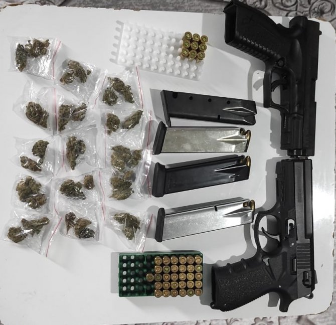 Uyuşturucu Tacirlerine Yönelik Eş Zamanlı Operasyon: Polisin Geldiğini Gören Torbacı Uyuşturucu Dolu Poşeti Camdan Attı