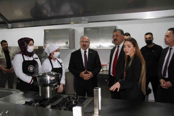 Fırat Üniversitesi’nde Aşçılık Mutfağı Açıldı